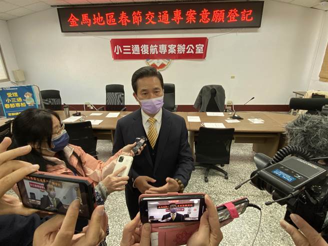 媒體詢問「上任揭密金酒天福案」時，陳福海表示當務之急是優先處理小三通復航事宜。（于家麒攝）