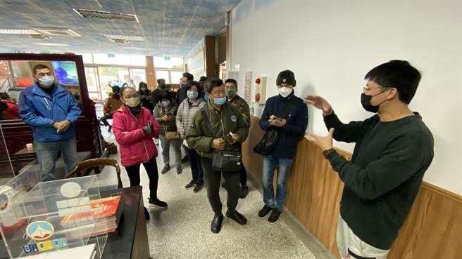 不少民眾排隊焦急等候登記小三通手續，承辦人員（右）也一一向民眾說明並安撫情緒。（于家麒攝）