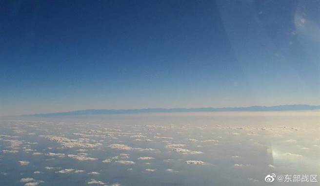 共军东部战区今日于台湾周边进行演训，并于微博展示「眺望中央山脉」照片。（图／取自东部战区微博）
