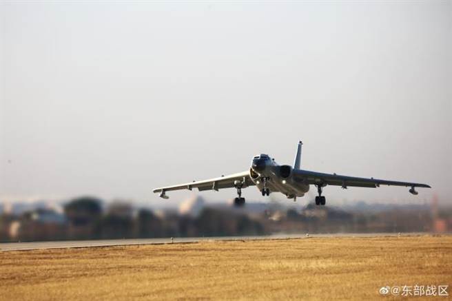 共军东部战区今日于台湾周边进行演训，并于微博展示轰炸机接令升空之照片。（图／取自东部战区微博）