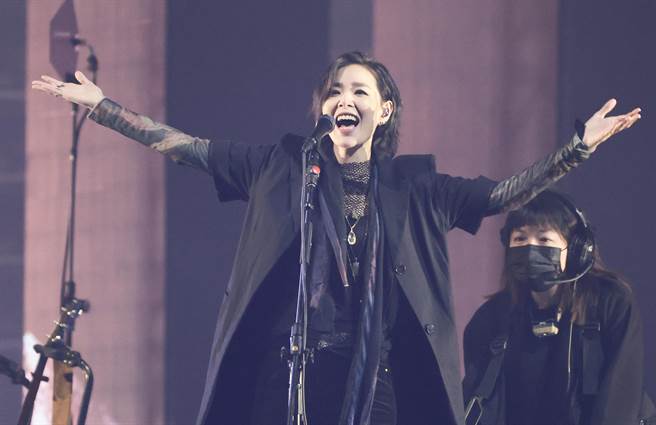 安溥特别盛装、认真地唱歌，带来改编过的曲目、不一样的氛围。（陈俊吉摄）