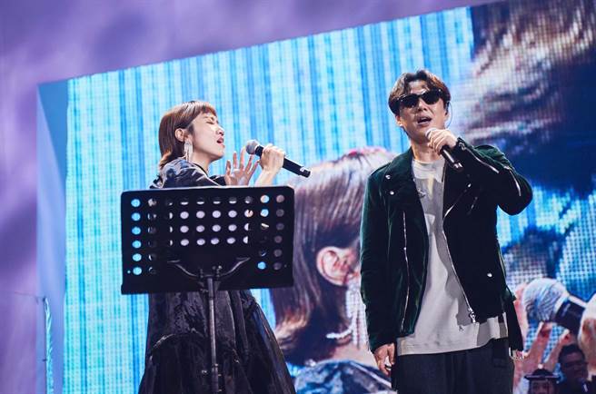 Lulu（左）今天为好友萧煌奇演唱会站台，合唱〈查某囡仔〉。（宜辰整合行销提供）