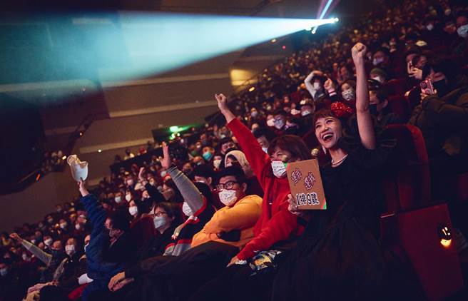 Lulu（右一）今天担任萧煌奇演唱会表演嘉宾，混在观眾席掀高潮。（宜辰整合行销提供）