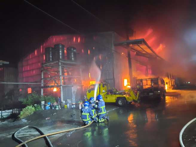 新北八里1处铁皮工厂晚间7时许传出火警，这起火灾仍在扑灭中。（翻摄自脸书社团八里）