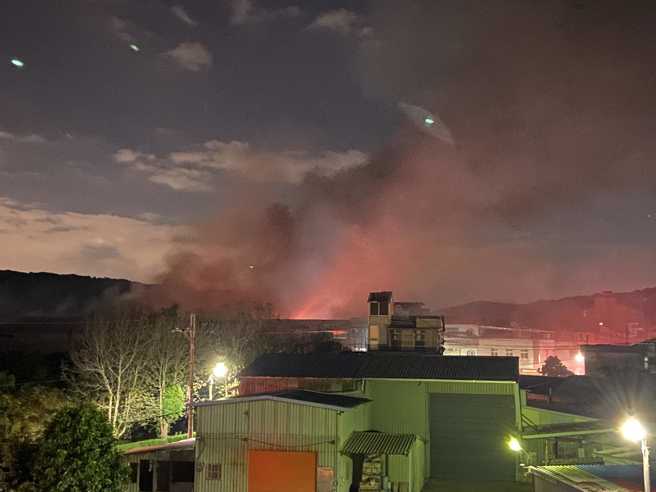 新北八里1处铁皮工厂晚间7时许传出火警，这起火灾仍在扑灭中。（翻摄自脸书社团八里）