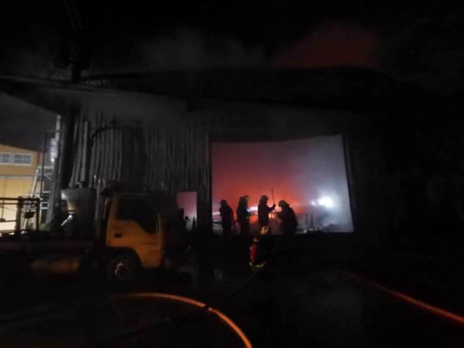 八里有工厂发生火警。(黄敬文翻摄)