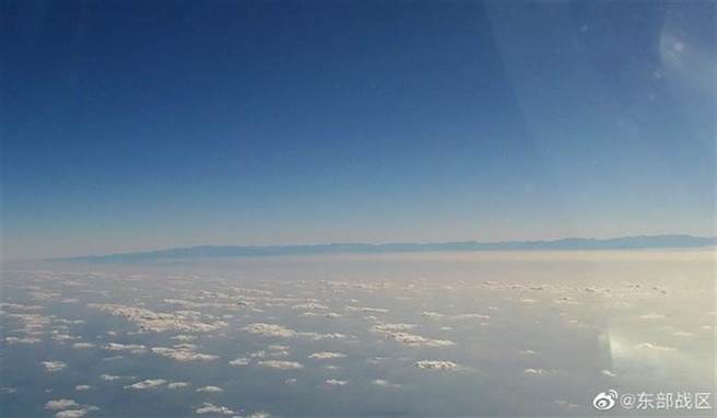 共军东部战区今日于台湾周边进行演训，并于微博展示「眺望中央山脉」照片。（图／取自东部战区微博）
