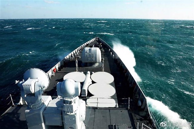 共军东部战区今日于台湾周边进行演训，并于微博展示「作战舰艇向目标海域高速机动」之照片。（图／取自东部战区微博）