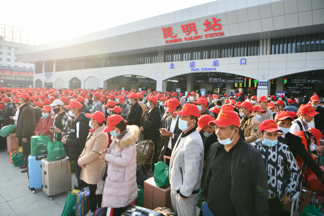 许多省份劳动力老龄化严重，除了多年计划生育的影响，年轻人外流到城沿海城镇打工也是主因。图为云南农村劳动力乘火车赴浙江、广州、深圳、江苏等地务工。（图／中新社）