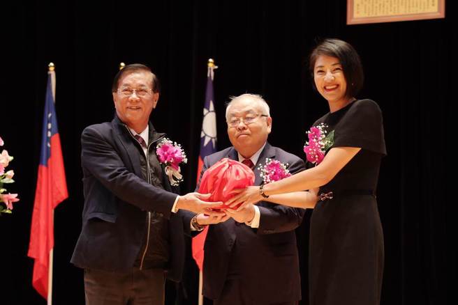 国民党立委许淑华25日就任南投县长，留下的南投第二选区立委席次将补选。图为南投县长宣誓就职及交接典礼25日在文化局演艺厅举行，行政院主计总处主计长朱泽民监交下，县长许淑华走马上任。（杨静茹摄）
