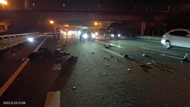 一男一女移工今晚骑机车误上国道四号，在神冈段与轿车碰撞，两人受伤送医。(警方提供)