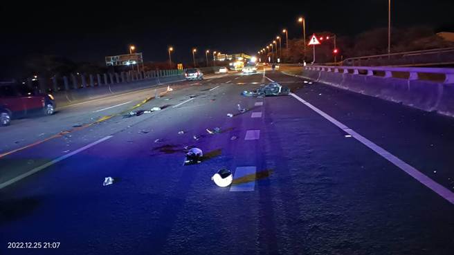 一男一女移工今晚骑机车误上国道四号，在神冈段与轿车碰撞，两人受伤送医。(警方提供)