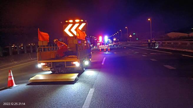 警方指出，车祸发生后，附近交通回堵约一公里，国道警察泰安分队员警到场疏导交通。