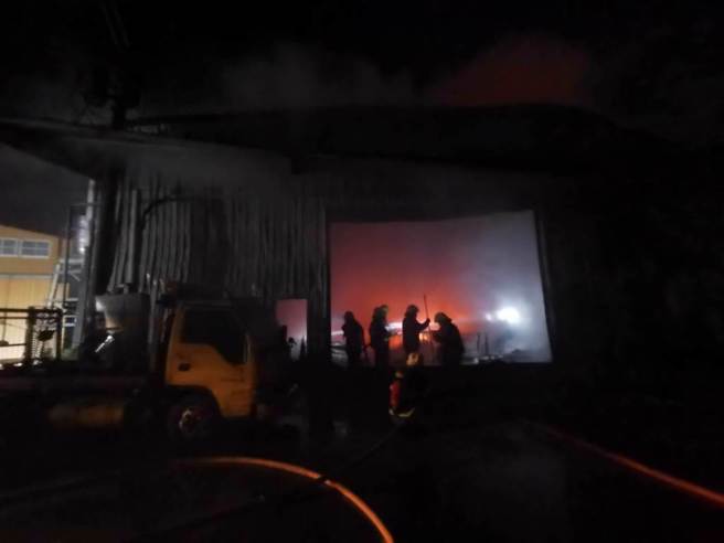 朱宗庆打击乐团八里仓库起火，连烧4间厂房。(黄敬文翻摄)