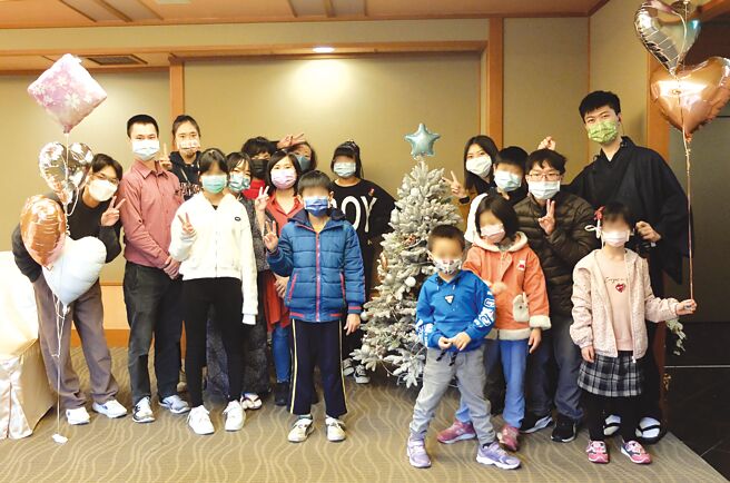 日胜生加贺屋举办「圣诞节送暖」活动，总经理沈维真特邀北投圣道儿童之家孩童前往饭店同乐，在装饰完成的圣诞树前合影。图／日胜生加贺屋提供
