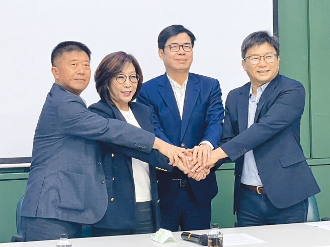 高市议会正、副议长选举倒数，民进党在选战前1天正式公布由隶属新潮流的康裕成（左二）出线。（洪浩轩摄）