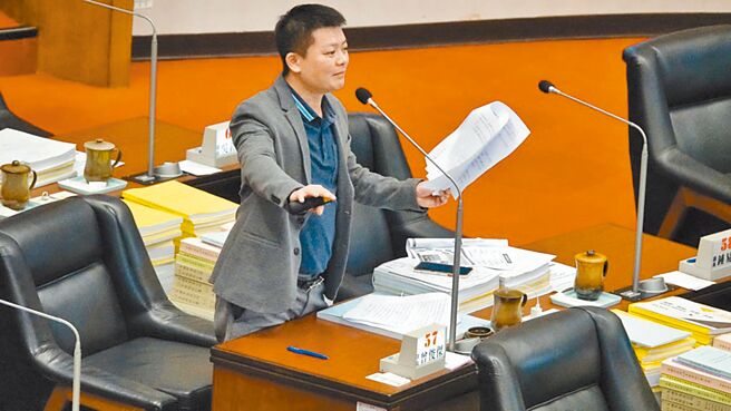 高市议会正、副议长选举倒数，民进党在选战前1天宣布副议长人选支持24日退出国民党转加入无党团结联盟的市议员曾俊杰。（本报资料照片）