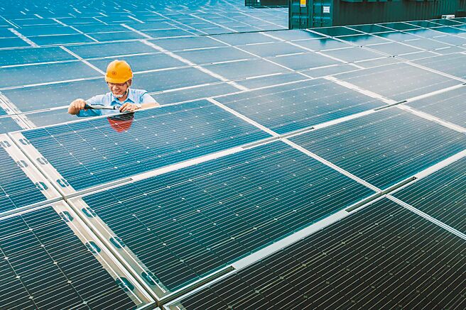 今年為止太陽光電最終設置量，想在3年內翻倍成長，幾乎是「不可能任務」。圖為「彰濱雙綠能」太陽光電場暨風力發電場。（台電提供）