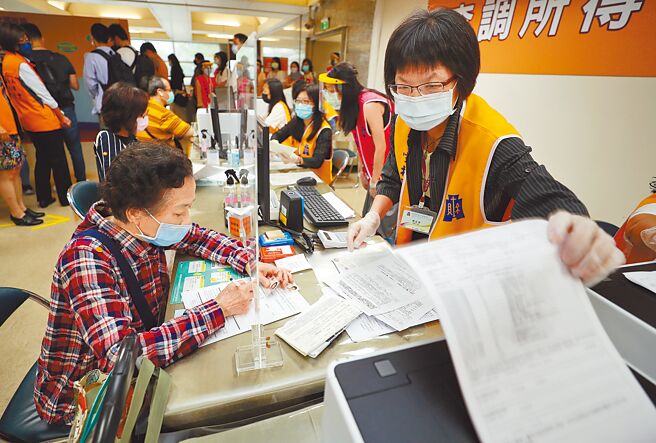 明年申报2022年度综所税额，就有省税大礼，财政部估计，减税利益高达117亿多元。（本报资料照片）