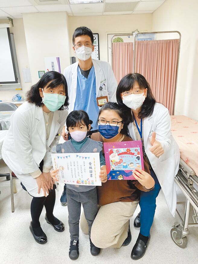 兒童發展評估中心楊翠芬主任（左1）新生兒醫療中心鄭玫枝教授（右1）贈送童書繪本給院內持續追蹤的早產兒。（北榮提供／林周義台北傳真）