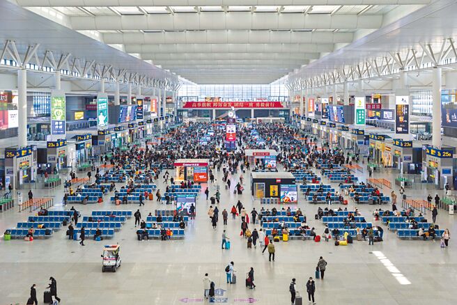 大陸春運火車票24日開始販售，多個車站將取消查驗核酸，官方估運量會比疫情前的2019年春運增加11％。圖為上海高鐵站。（新華社）