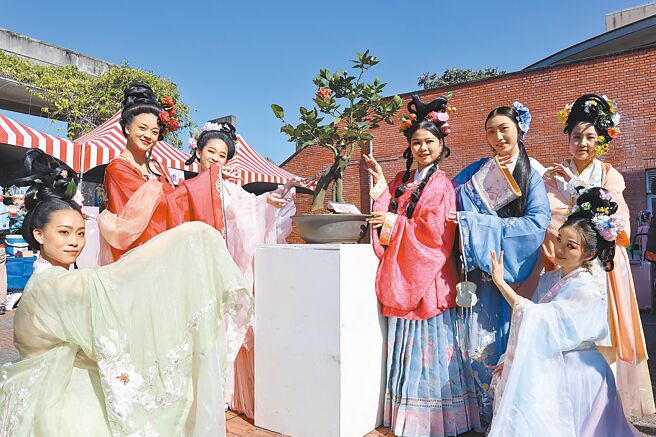 汉服社团成员打扮成花神，一同来新竹县赏茶花。（邱立雅摄）