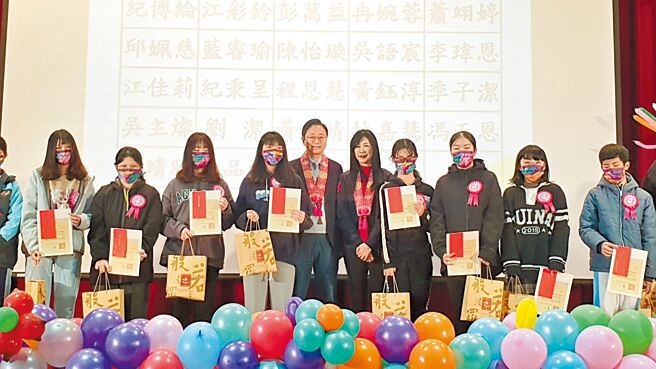 第20屆靈鷲山桃園區普仁獎頒獎典禮24日舉辦，113名學子受表揚，準桃園市長張善政頒獎。（賴佑維攝）
