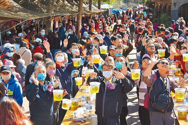 信義鄉農會舉辦的「踏雪尋梅」活動開鑼，遊客體驗DIY活動，天氣冷颼颼，活動現場卻熱鬧滾滾。（民眾提供／楊靜茹南投傳真）