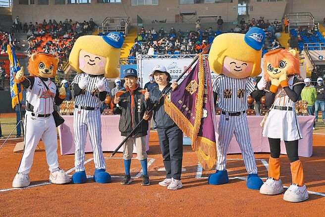 嘉义市长黄敏惠（右三）为第25届诸罗山杯国际软式少年棒球邀请赛揭开序幕。（廖素慧摄）