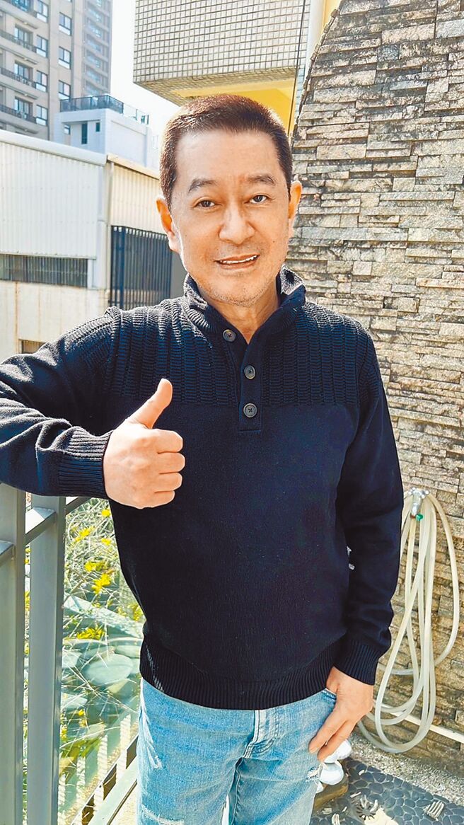 蔡小虎日前驚傳緊急住院，昨順利出院返家休息。（蔡小虎提供）