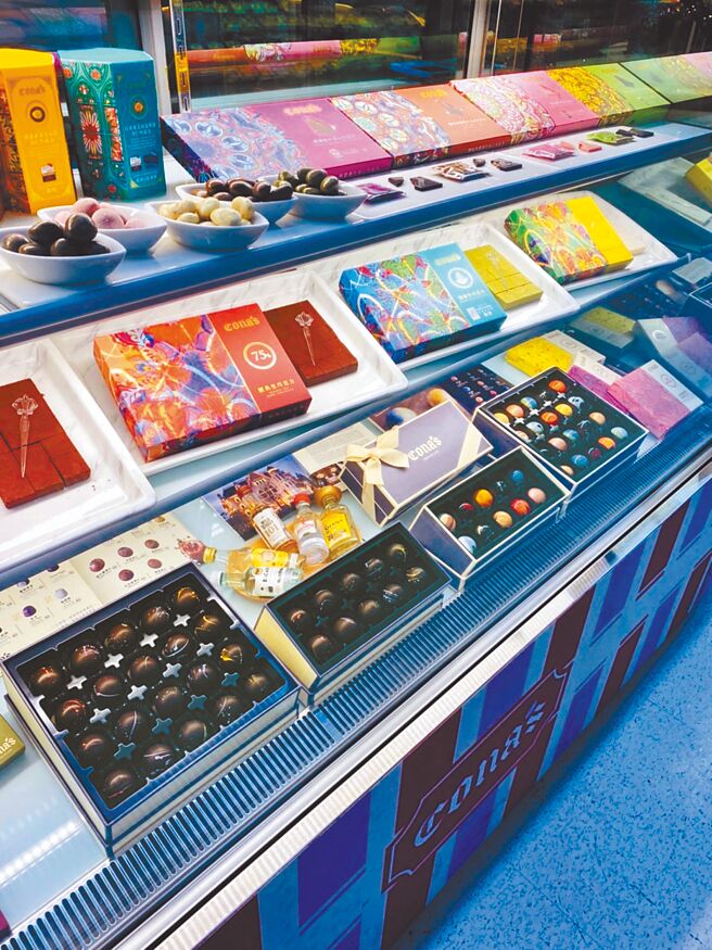 家樂福推出愉悅黑色耶誕，有200多款巧克力，其中超過30款新品。（家樂福提供）