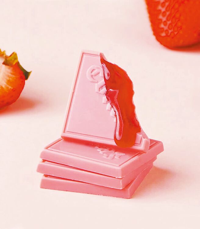 家樂福獨家新上架，Cona’s跳跳糖松露草莓巧克力，229元／盒。（家樂福提供）