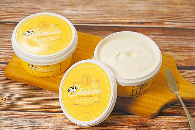 「19號軟質鮮奶油乳酪」特點是不用退冰即可直接用於烘焙，270元。（峻鼎食品提供）