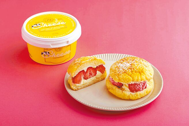 「有心機草莓菠蘿」酸甜兼奶香四溢，90元。（峻鼎食品提供）