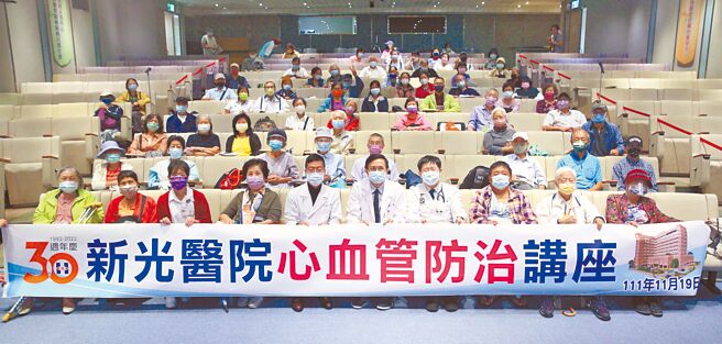 「旺旺中时生活讲堂─健康系列讲座」，由新光医院心臟内科庄正彦医师主讲「心臟也会疲劳─浅谈心衰竭」、中医中心黄奎佑医师主讲「中医教您预防心血管疾病」，吸引许多民眾参加。（张铠乙摄）