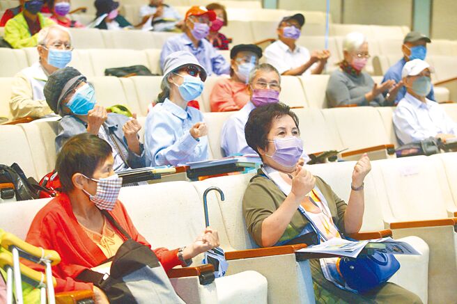 民眾透过自我检测体验了解健康状况，现场互动热络。（张铠乙摄）