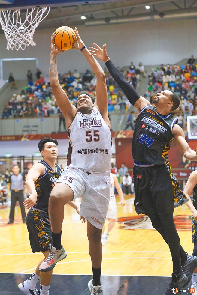 猎鹰阿修罗准备双手灌篮，一旁的云豹艾夫伯（右）来不及阻挡。（T1联盟提供）