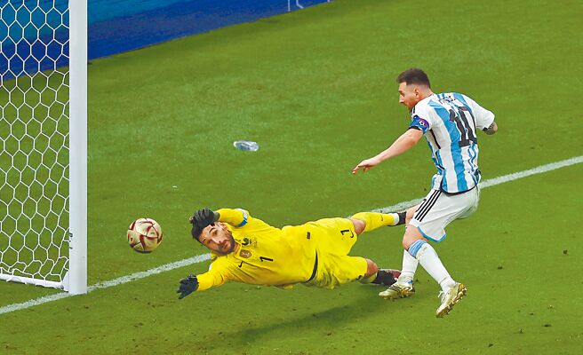 阿根廷队长梅西（右）在世足冠军战延长赛攻入超前球，法国媒体认为有违规之嫌，诉求重赛。（路透）