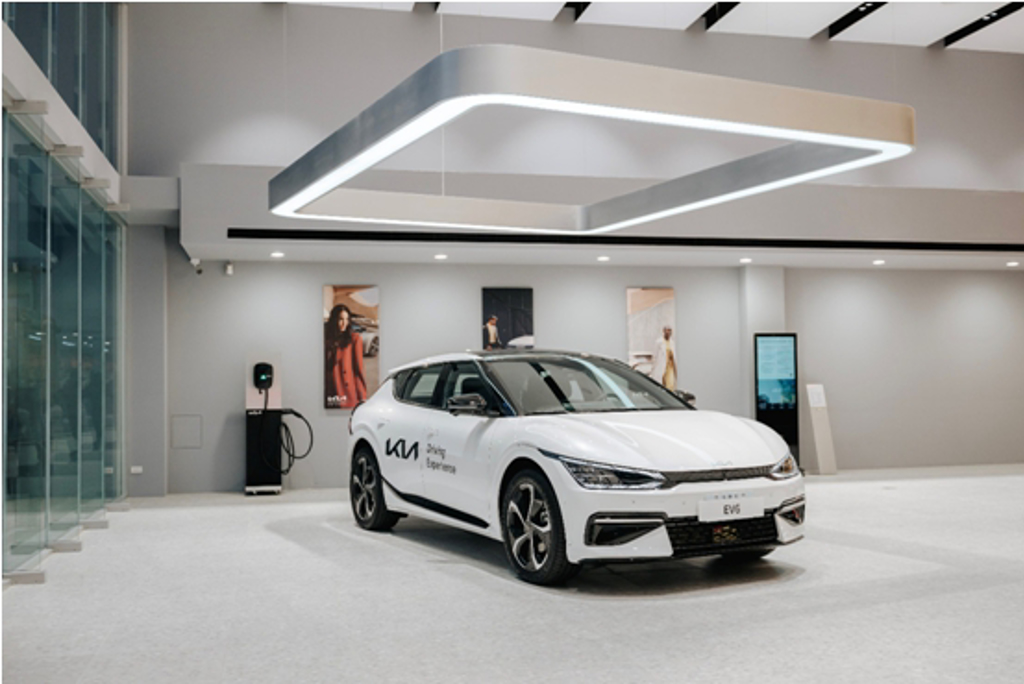 Kia新世代車款在光影的變化照映下，展現全球頂級設計團隊打造的獨到美學，讓賓客們能細細品味賞車。(圖/Kia提供)