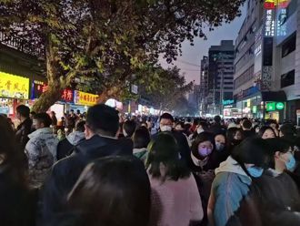 台灣人在大陸》發燒過後 聖誕夜的武漢街頭人擠人