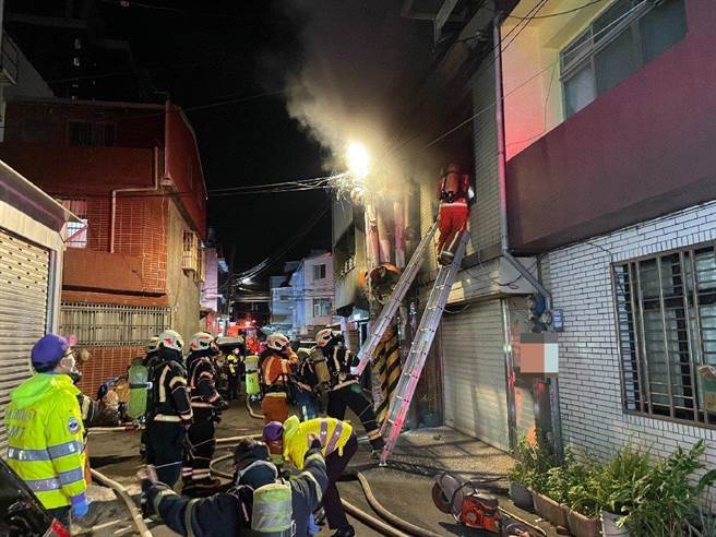 桃园3层楼透天民宅火警屋主夫妻跳楼逃生，消防员架梯救出受困1人。(消防局提供／吕筱蝉桃园传真)