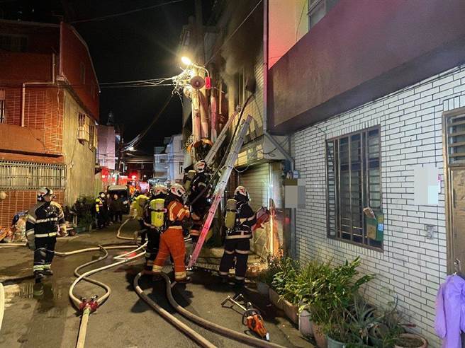 桃园3层楼透天民宅火警屋主夫妻跳楼逃生，消防员架梯救出受困1人。(消防局提供／吕筱蝉桃园传真)
