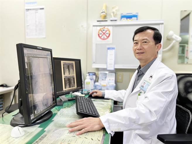 澄清医院骨科医师钟文隆表示，老年人腰椎狭窄或滑脱通常与年轻过度使用腰椎有关，应减少搬重物，避免重覆性的弯腰或驼背，以降低腰椎受伤的风险。（澄清医院提供／冯惠宜台中传真）