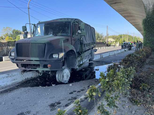 屏东县九如乡黄金人工湿地旁慈后宫附近，今（26日）上午发生军车车祸，9人送医。（图／林和生摄）
