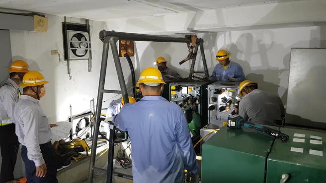 台电人员夏季在作业时，温度有时飙升至5~60度，闷热的工作环境经常使人大汗淋漓，是工作时的一大挑战。（台湾电力公司提供）