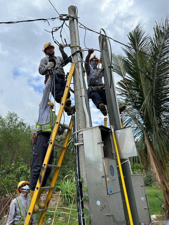民眾的支持与鼓励，就会让辛苦工作的台电同仁感觉心中暖暖的。（台湾电力公司提供）