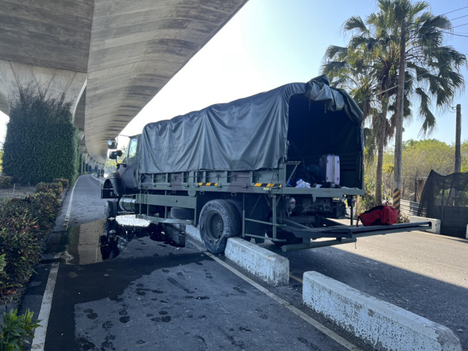 屏东县九如乡黄金人工湿地旁慈后宫附近，今（26日）上午发生军车车祸，9人送医。（图／林和生摄）
