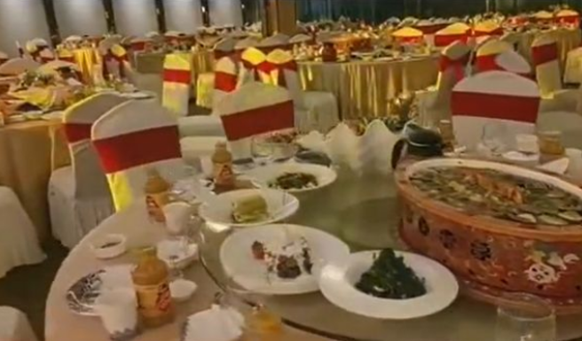 大陆一对新人宴客，席开数10桌却没什么人到场。（翻摄微博）