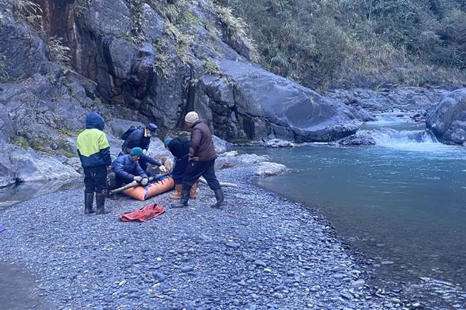在霞喀罗古道坠谷失踪28天的郭男，在案发地点下游300公尺处的浅滩被寻获。（新竹县消防局提供／罗浚滨新竹传真）