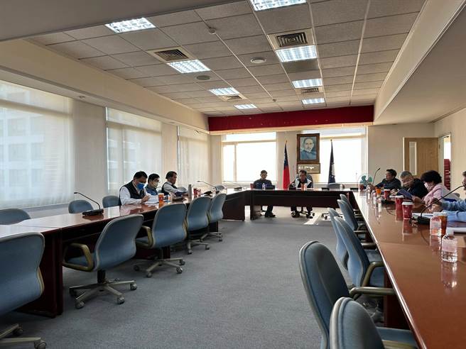 甫当选高雄市副议长的曾俊杰阵前倒戈，带枪投奔民进党，国民党高雄市党部今（26）日上午召开考纪会，针对该案通过开除曾俊杰党籍处分。（柯宗纬翻摄）